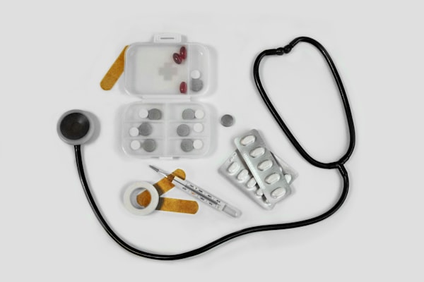 Materiais medico-hospitalares - estetoscopio, termometro, curativos